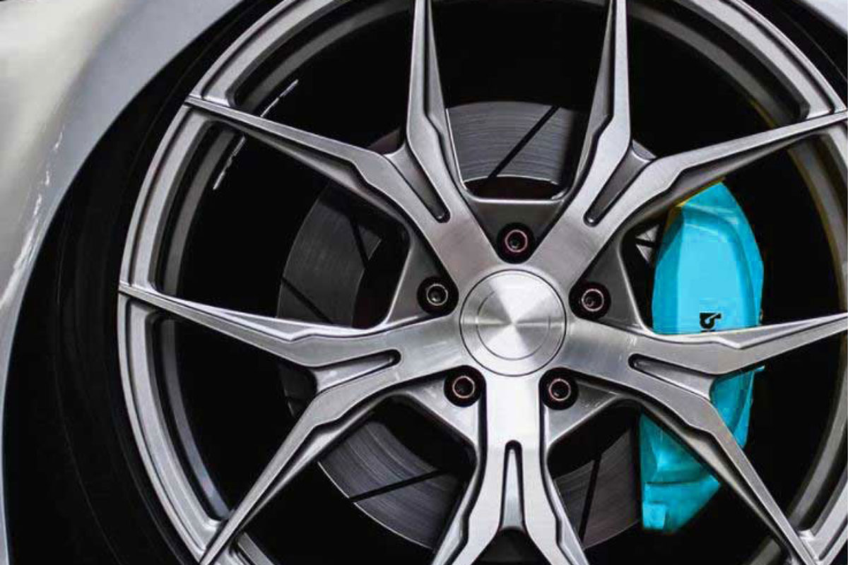 Bild von Autofelge mit blauer Bremse